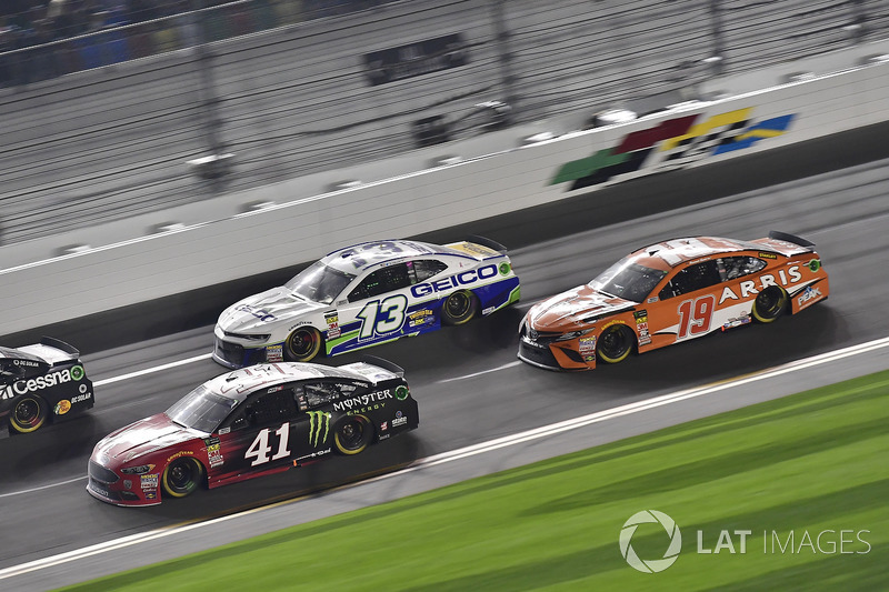 Kurt Busch, Stewart-Haas Racing Ford Fusion, Ty Dillon, Germain Racing Chevrolet Camaro, Daniel Suarez, Joe Gibbs Racing Toyota
