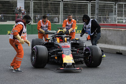 Эвакуация с трассы разбитого автомобиля RB14 Даниэля Риккардо
