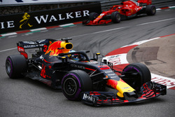 Даніель Ріккардо, Red Bull Racing RB14 попереду Себастьяна Феттеля, Ferrari SF71H