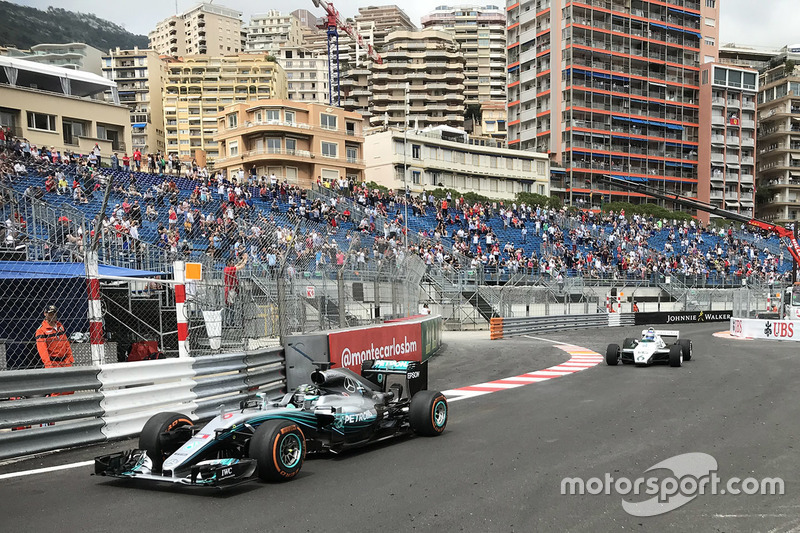 Нико Росберг, Mercedes AMG F1 W07, и Кеке Росберг, Williams FW08