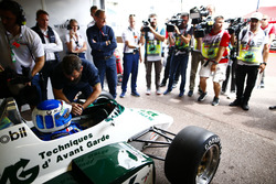 Eski Dünya Şampiyonları Keke Rosberg ve oğlu Nico Rosberg, şampiyon oldukları araçları ile tur atmak için hazırlanıyorlar