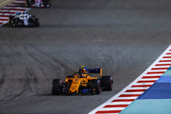 Stoffel Vandoorne, McLaren MCL33 Renault, Lance Stroll, Williams FW41 Mercedes