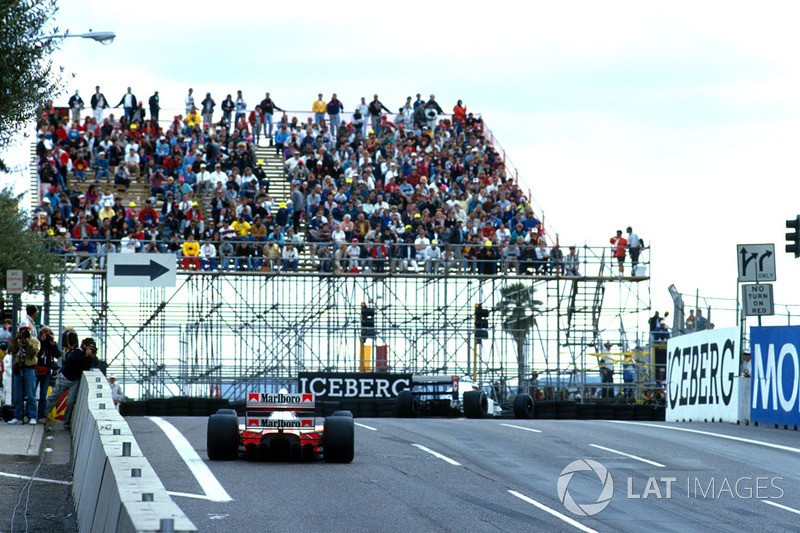Жан Алезі (Tyrrell 018 Ford) попереду Айртона Сенни (Mclaren MP4/5B Honda)