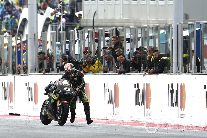 Johann Zarco, Monster Yamaha Tech 3 empuja su moto a la meta