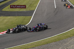 Romain Grosjean, Haas F1 Team VF-17 ve Pierre Gasly, Scuderia Toro Rosso STR12