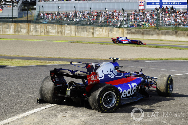 Pierre Gasly, Scuderia Toro Rosso STR12, supera la monoposto incidentata di Carlos Sainz Jr., Scuderia Toro Rosso STR12