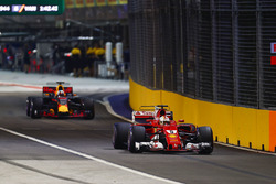 Sebastian Vettel, Ferrari SF70H, Daniel Ricciardo, Red Bull Racing RB13