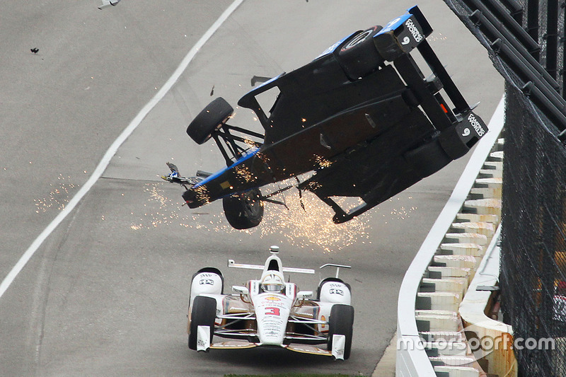 Crash: Scott Dixon, Chip Ganassi Racing, Honda; Helio Castroneves, Team Penske, Chevrolet, entkommt