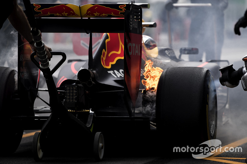 Гальма Макса Ферстаппена, Red Bull Racing RB12, палають на піт-стопі