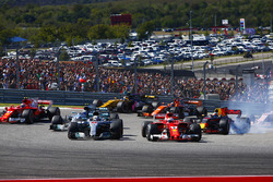 Lewis Hamilton, Mercedes AMG F1 W08, in lotta con Sebastian Vettel, Ferrari SF70H, alla partenza del