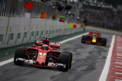 Kimi Raikkonen, Ferrari SF70H, Daniel Ricciardo, Red Bull Racing RB13