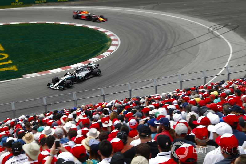Lewis Hamilton, Mercedes AMG F1 W09, por delante de Daniel Ricciardo, Red Bull Racing RB14