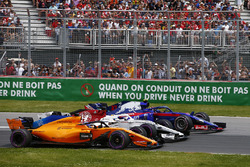 Fernando Alonso, McLaren MCL33, battles with Marcus Ericsson, Sauber C37 and Pierre Gasly, Toro Ross