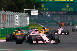 Esteban Ocon, Sahara Force India F1 VJM10, Nico Hulkenberg, Renault Sport F1 Team RS17, Carlos Sainz