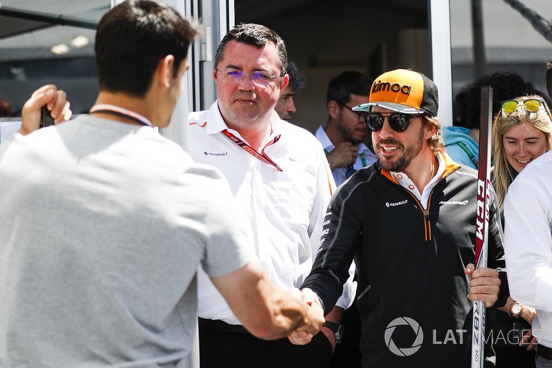 Eric Boullier, Racing Director, McLaren, y Fernando Alonso, McLaren, con jugadores de hockey canadienses