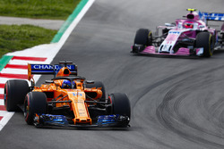 Фернандо Алонсо, McLaren MCL33, Естебан Окон, Force India VJM11