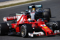 Sebastian Vettel, Ferrari SF70H; Lewis Hamilton, Mercedes AMG F1 W08
