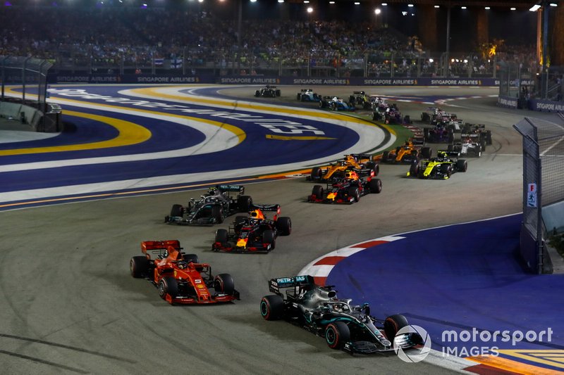 Aksi balapan Formula 1 Grand Prix Singapura pada musim 2019.