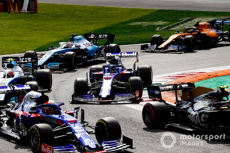 Kevin Magnussen, Haas F1 Team VF-19, leads Daniil Kvyat, Toro Rosso STR14, Robert Kubica, Williams FW42, George Russell, Williams Racing FW42, and Lando Norris, McLaren MCL34, at the start