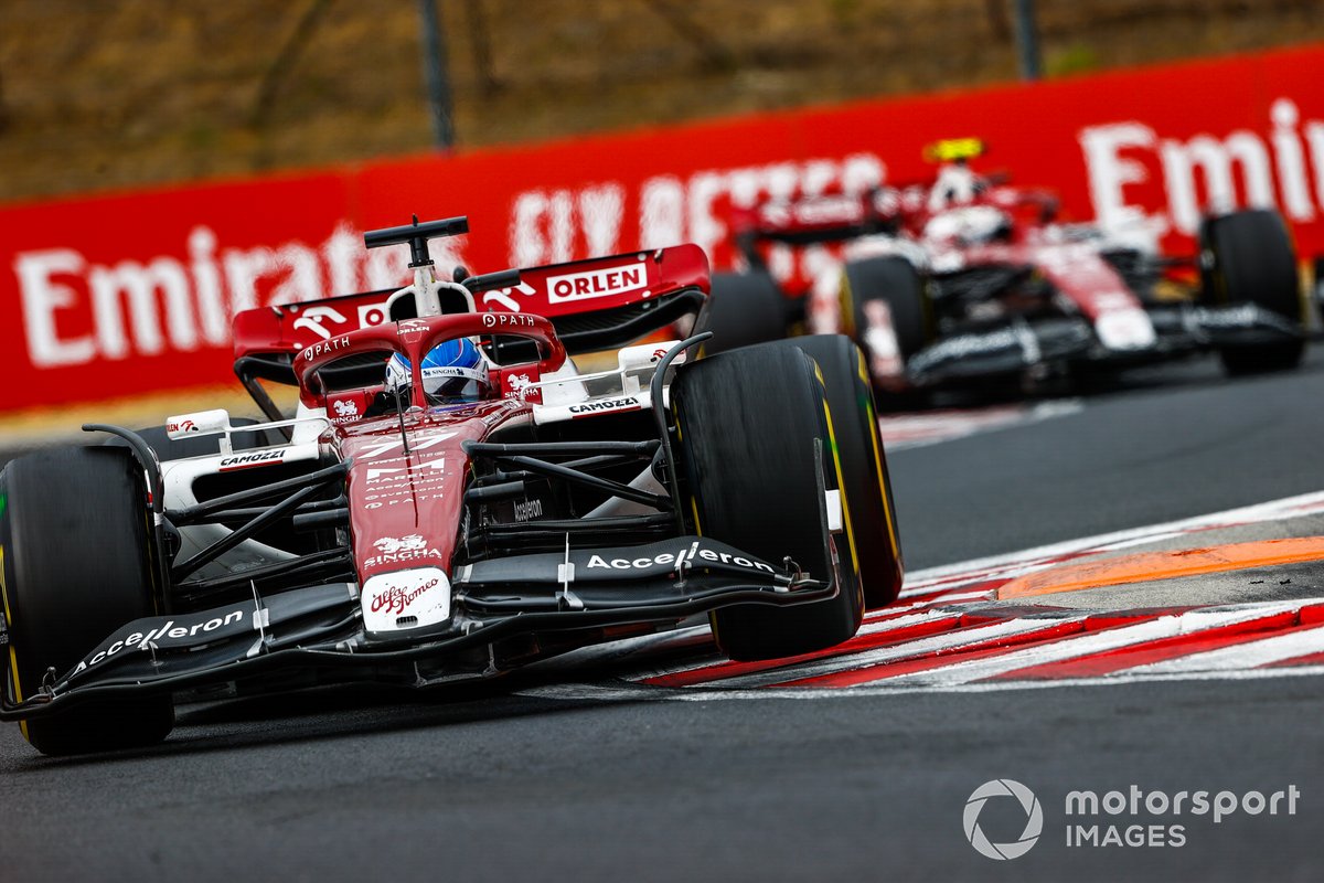 Valtteri Bottas devant Zhou Guanyu en Hongrie