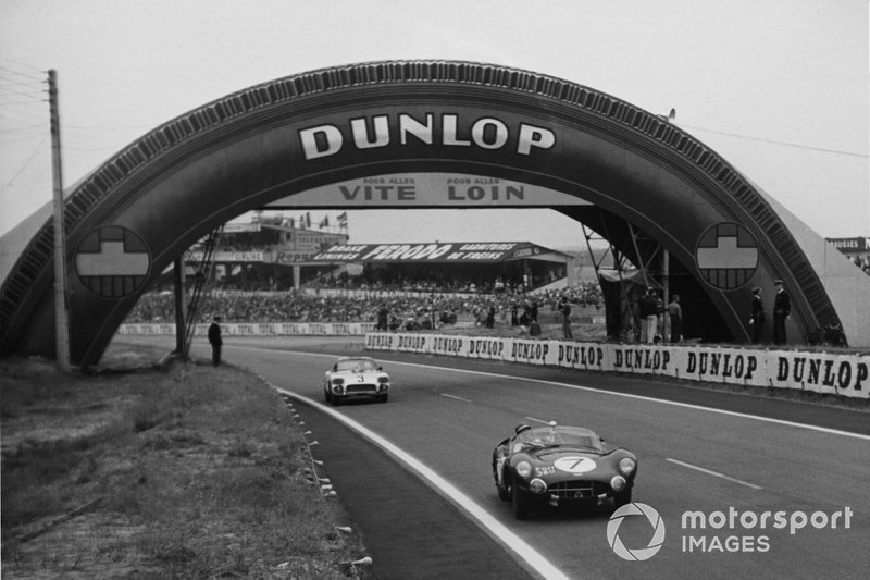 El Corvette C1 #3, con John Fitch y Bob Grossman lograron la victoria en su clase. Aquí, detrás del Aston Martin DBR1 de Jim Clark y Roy Salvadori en esa gran edición para Chevrolet de 1960 en Le Mans.