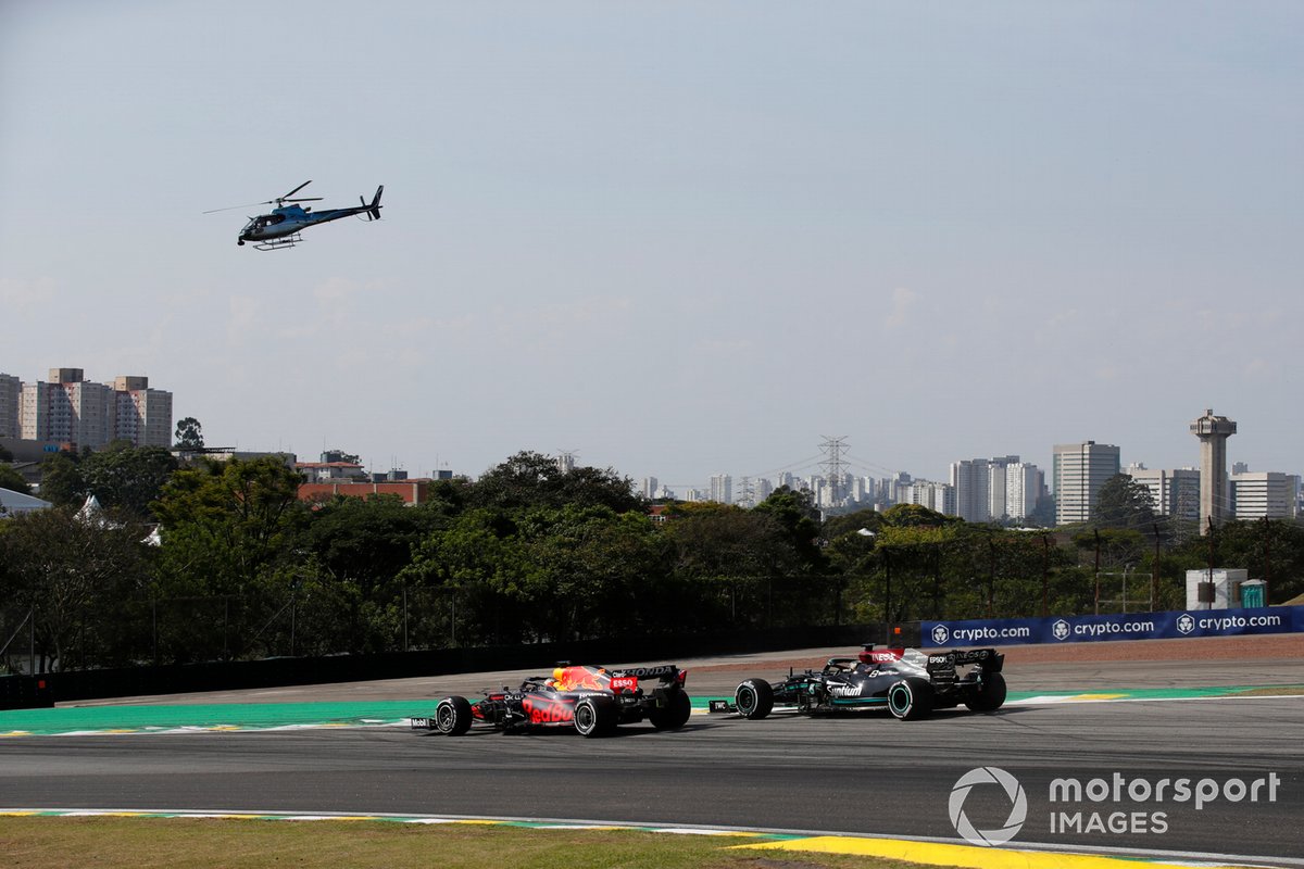 Max Verstappen, Red Bull Racing RB16B, e Lewis Hamilton, Mercedes W12
