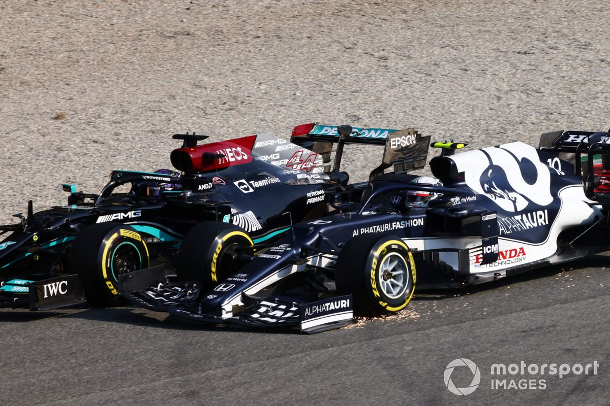 Lewis Hamilton, Mercedes W12, batalla con Pierre Gasly, AlphaTauri AT02, en el inicio de la carrera sprint.