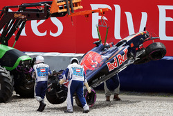 Пошкоджений Scuderia Toro Rosso STR11 Данііла Квята, піднімають краном після аварії під час кваліфік