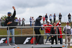 Lewis Hamilton, Mercedes AMG F1 met fans op de rijdersparade