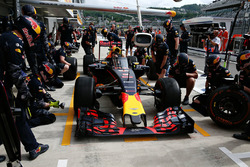 Daniel Ricciardo, Red Bull Racing RB12 con el aeroscreen en los pits