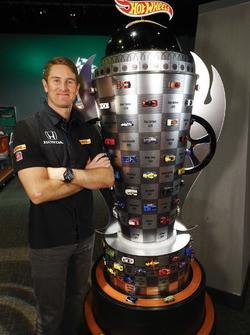 Ryan Hunter-Reay mit einer Sonderanfertigung der Borg-Warner-Trophy von Hot Wheels