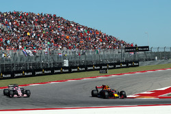 Max Verstappen, Red Bull Racing RB13, Esteban Ocon, Sahara Force India VJM10
