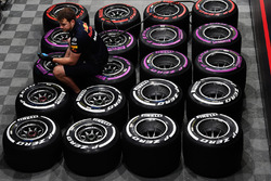 Red Bull Racing mekanikeri ve Pirelli lastikleri