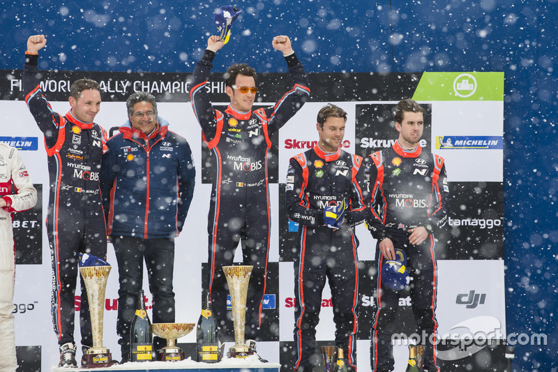 Podio: i vincitori Thierry Neuville, Nicolas Gilsoul, Hyundai Motorsport, al terzo posto Andreas Mikkelsen, Anders Jäger, Hyundai Motorsport