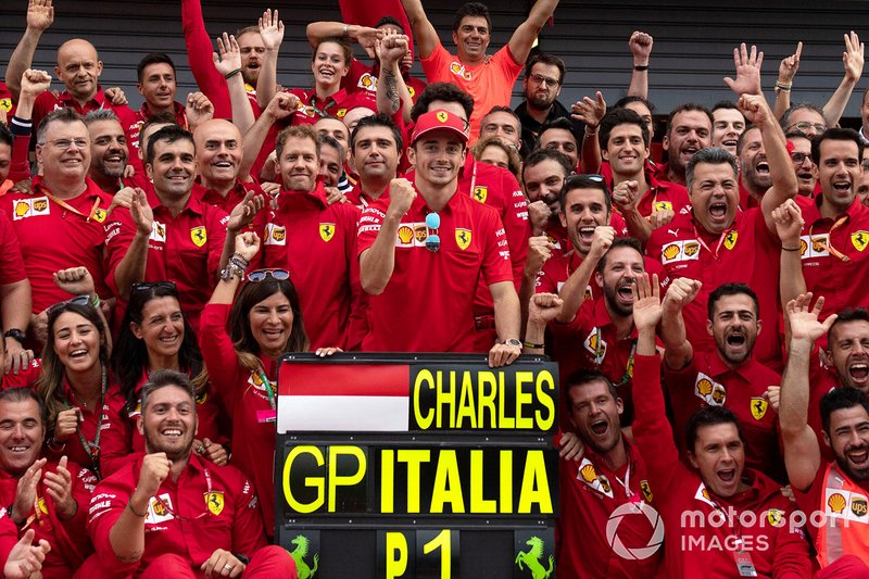 Charles Leclerc y el equipo Ferrari posan para las cámaras.