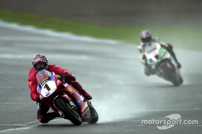 Pembalap Ducati, Troy Bayliss, ketika beraksi dalam balapan World Superbike 2002.