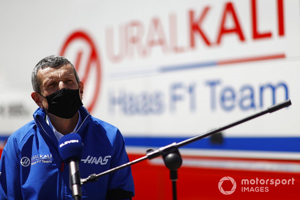 Guenther Steiner, team principal de Haas F1 en discussion avec les médias