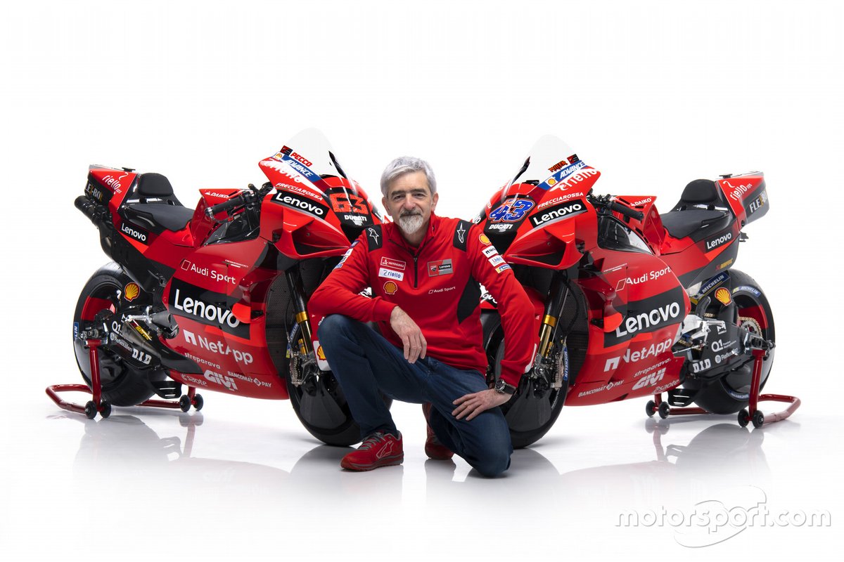 Gigi Dall'Igna, directeur général Ducati Corse, avec la Ducati Desmosedici GP21