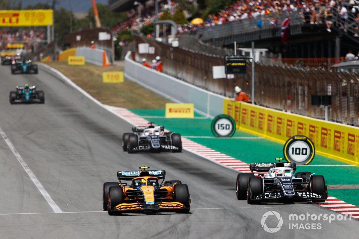 Lando Norris, McLaren MCL36, en batalla con Yuki Tsunoda, AlphaTauri AT03, adelante de Pierre Gasly, AlphaTauri AT03