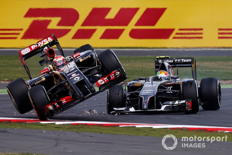 Pembalap Tim Lotus, Pastor Maldonado (kiri), menjadi pembalap terakhir pengguna nomor yang dianggap pembawa sial, 13, pada F1 2014.