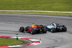 Daniel Ricciardo, Red Bull Racing RB13 y Valtteri Bottas, Mercedes AMG F1 W08