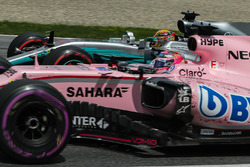 Lewis Hamilton, Mercedes AMG F1 F1 W08 , Esteban Ocon, Sahara Force India VJM10 lottano per la posiz