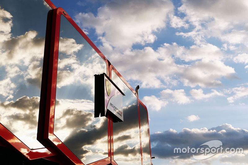 Wolkenreflexionen in einem Ferrari-Truck im Fahrerlager