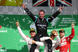 Podium: winnaar Lewis Hamilton, Mercedes AMG F1, tweede Nico Rosberg, Mercedes AMG F1, derde Sebasti