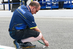 Michelin engineer takes the track temperature
