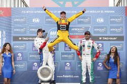 Podium: racewinnaar Tom Coronel, Roal Motorsport, Chevrolet RML Cruze TC1