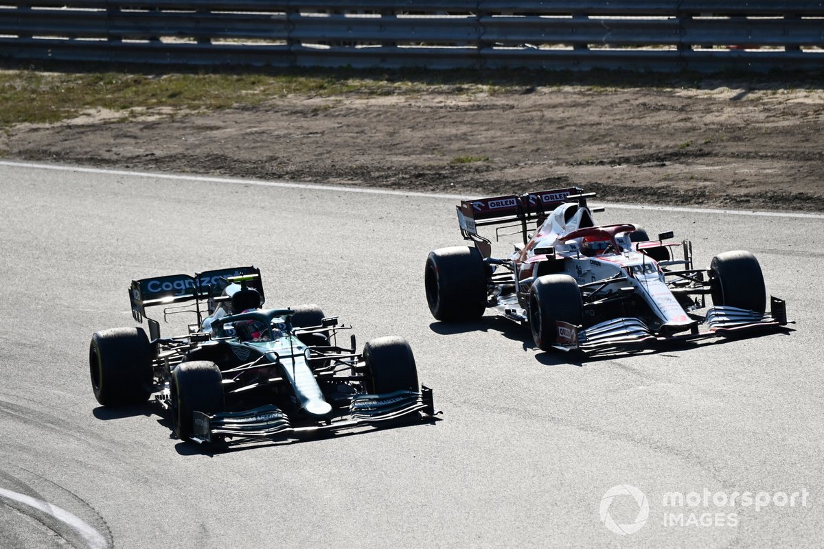 Sebastian Vettel, Aston Martin AMR21, Robert Kubica, Alfa Romeo Racing C41