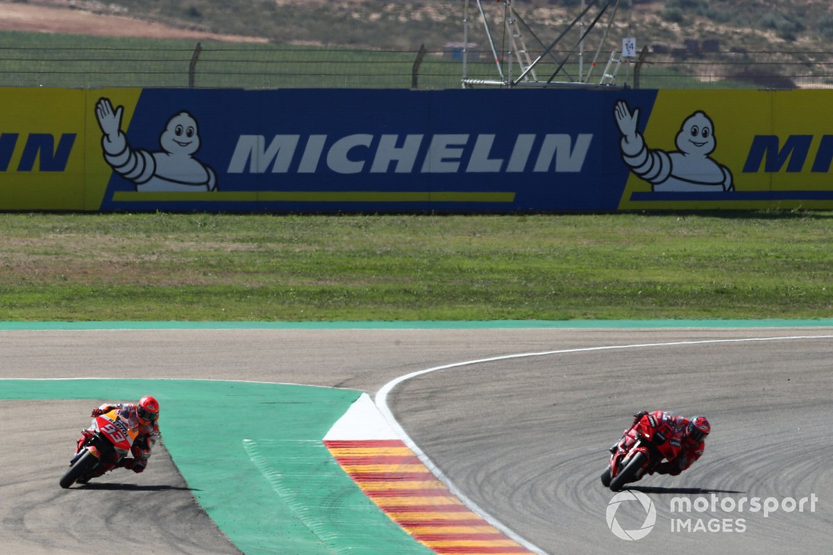 Marc Marquez, Repsol Honda Team MotoGP, melebar saat coba menyalip Franceco Bagnaia, Ducati Team, dalam GP Aragon