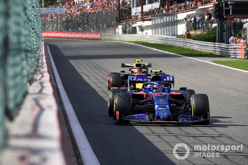 Pierre Gasly, Toro Rosso STR14, lidera a Alex Albon, Red Bull RB15