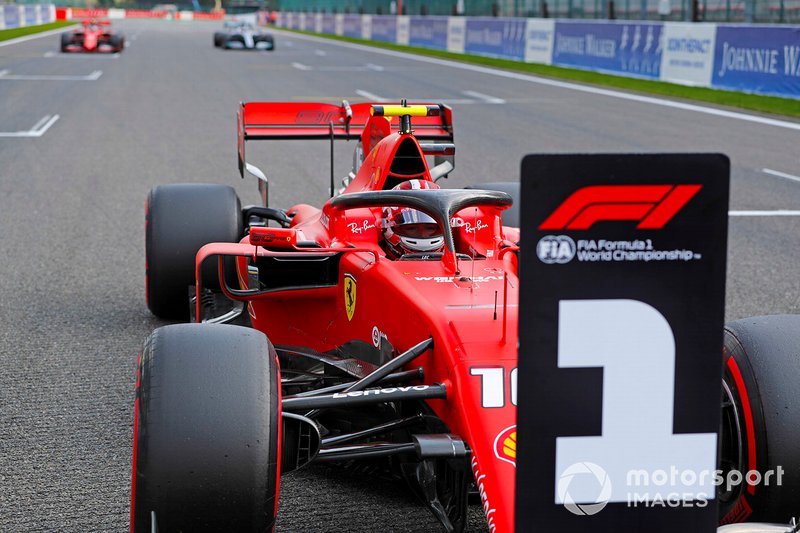 Polesitter Charles Leclerc, Ferrari, secondo classificato Sebastian Vettel, Ferrari, terzo classificato Lewis Hamilton, Mercedes AMG F1